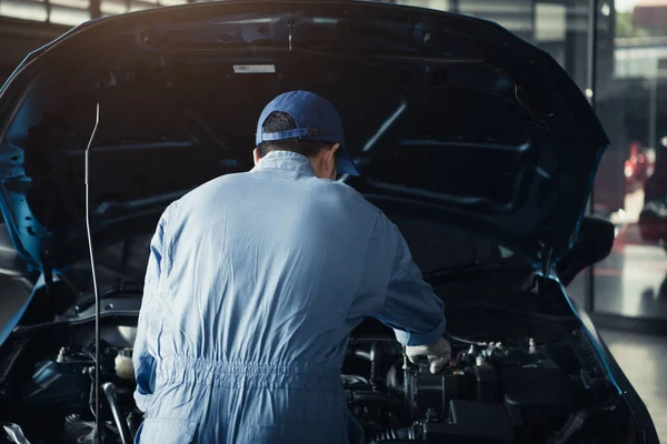 Car Mechanic Opening Car Hood Internal Checking Maintenance Vehicle Customer — 스톡 사진