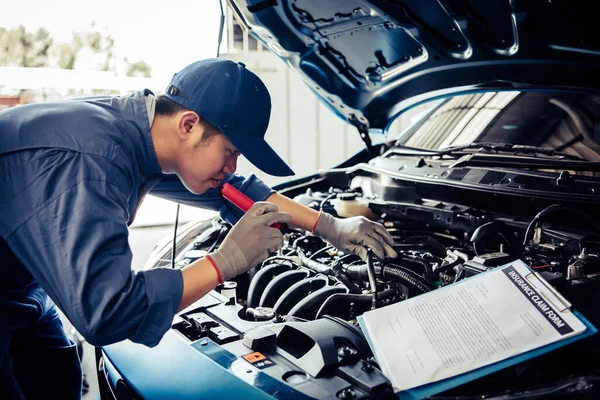 Car Mechanic Technician Holding Flashlight Checking Engine Checklist Clipboard Maintenance — 스톡 사진