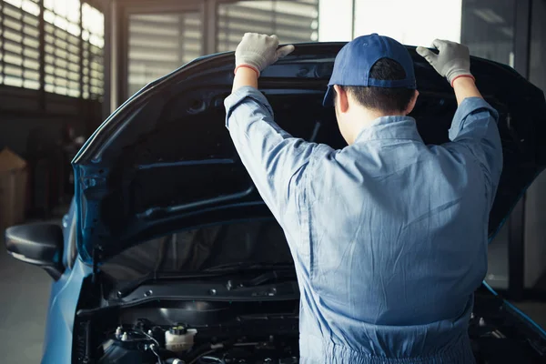 Car Mechanic Opening Car Hood Internal Checking Maintenance Vehicle Customer — 스톡 사진