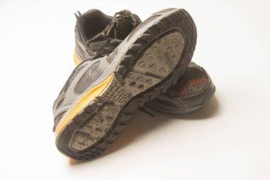 Spor ayakkabı çalışan kauçuk hortumdur.