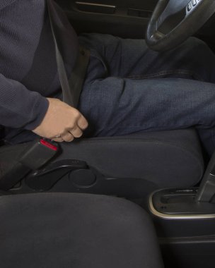 Otomobil emniyet kemeri