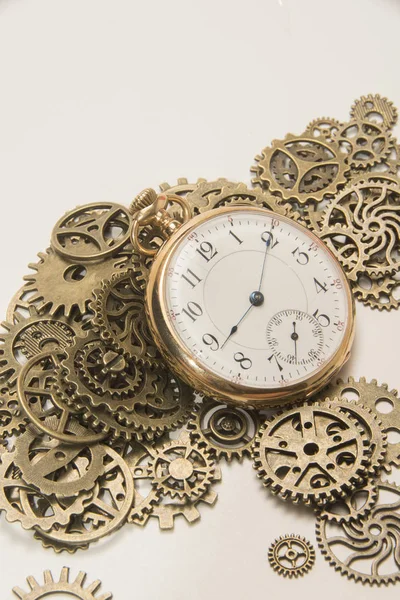 Кишеньковий годинник і шестерні — стокове фото