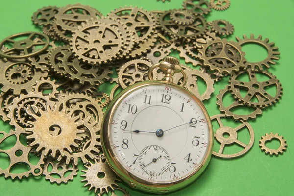 Reloj de bolsillo y engranajes — Foto de Stock