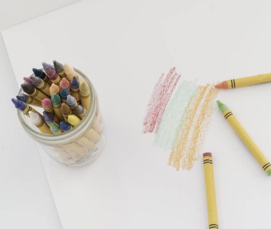 Renkli boya kalemleri canlı çizimler yapmak için kullanılır.