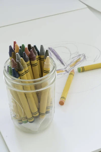Renkli boya kalemleri canlı çizimler yapmak için kullanılır. — Stok fotoğraf