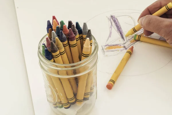 彩色蜡笔被用来制作生动的插图，绘画 — 图库照片