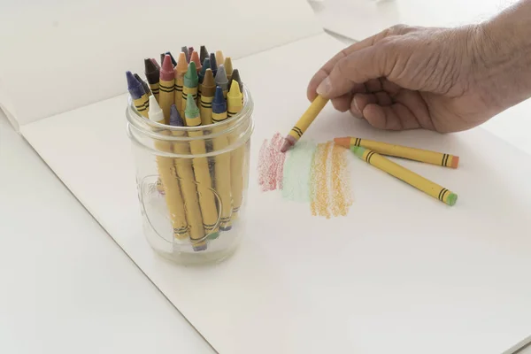 Цветные карандаши используются для получения ярких иллюстраций, рисунков — стоковое фото