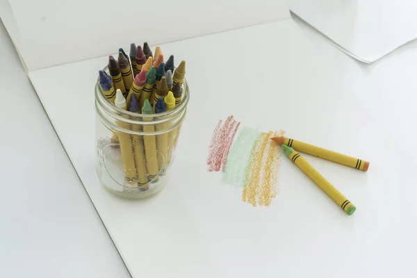 Renkli boya kalemleri canlı çizimler yapmak için kullanılır. — Stok fotoğraf