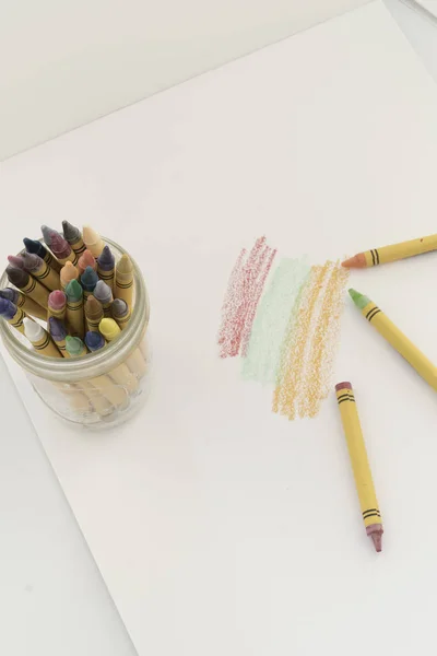 Des crayons colorés sont utilisés pour produire des illustrations vives, dessin — Photo