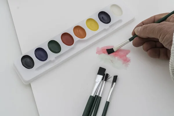 Konstnärliga skapelser görs med penslar, färger och papper — Stockfoto