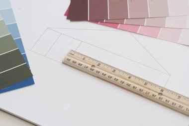 Rüya Evi tasarım için kullanılan çeşitli renk örnekleriyle çiziliyor