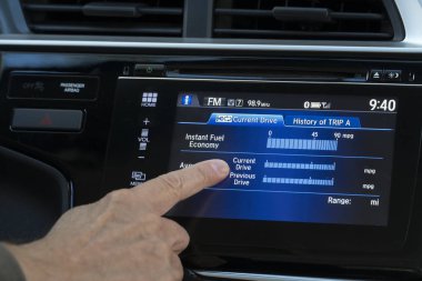 Bir araba sistemi performansı öğrenmek bilgisayarlı dokunmatik ekran .
