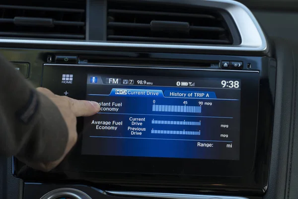 Het leren van een auto systeem prestaties geautomatiseerd touchscreen . — Stockfoto