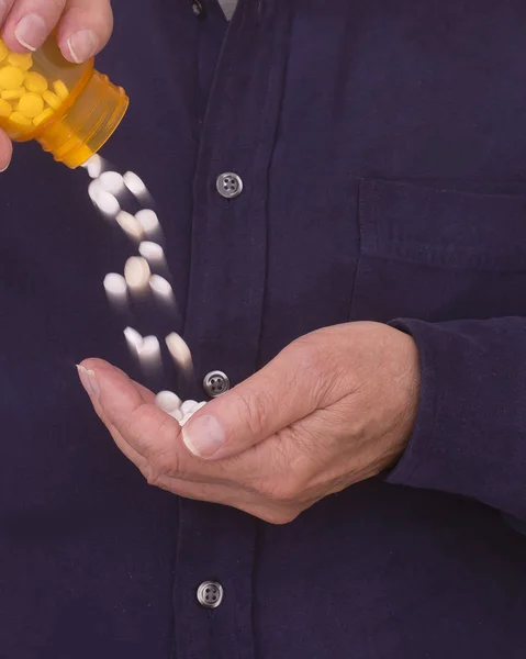 Persona che abusa di farmaci prescritti che portano alla dipendenza da farmaci  . — Foto Stock