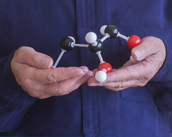 Wetenschapper houdt een molecuul in zijn handen — Stockfoto