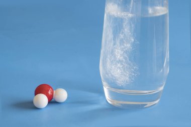 Su, hidrojen ve oksijen atomuyla gösterilir. .