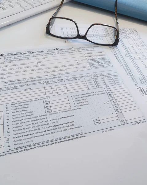 Ομοσπονδιακή προετοιμασία φόρου εισοδήματος με έντυπο 1040 θα σταλεί μέχρι τις 15 Απριλίου — Φωτογραφία Αρχείου