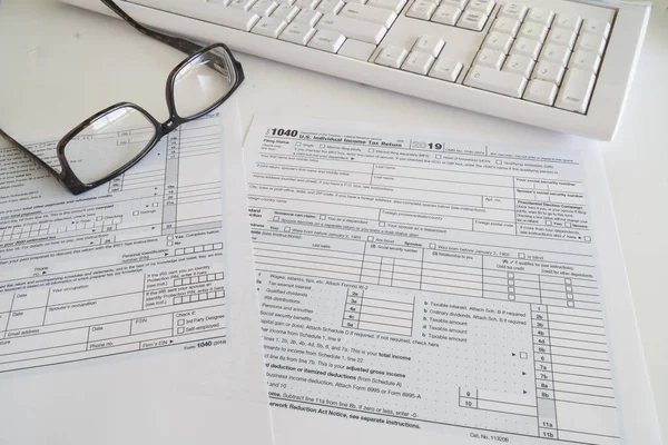 Bundeseinkommensteuervorbereitung mit 1040 Formular, das bis zum 15. April versandt werden muss — Stockfoto