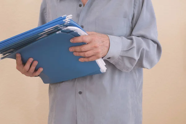 Person hält Ordner, die für geschäftliche Zwecke organisiert werden . — Stockfoto