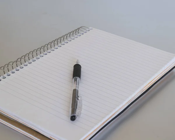 Note pad and pen used in business or academic situations for important information . — Stock Photo, Image