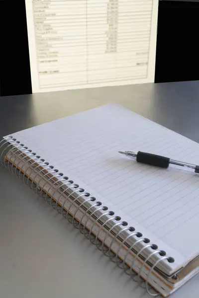 Notitieblok en pen gebruikt in zakelijke of academische situaties voor belangrijke informatie . — Stockfoto