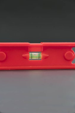 İnşaat için bir yüzey seviyesini belirlemek için kullanılan kırmızı seviye aracı .