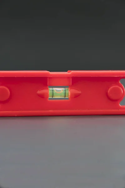 Инструмент красного уровня, используемый для дезинфицирования поверхности при строительстве  . — стоковое фото