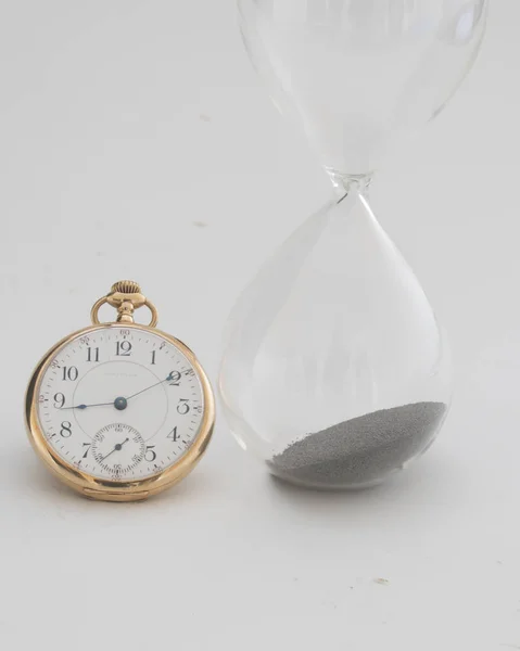 Reloj de bolsillo antiguo con un vidrio de hora antigua utilizado para decir la hora — Foto de Stock