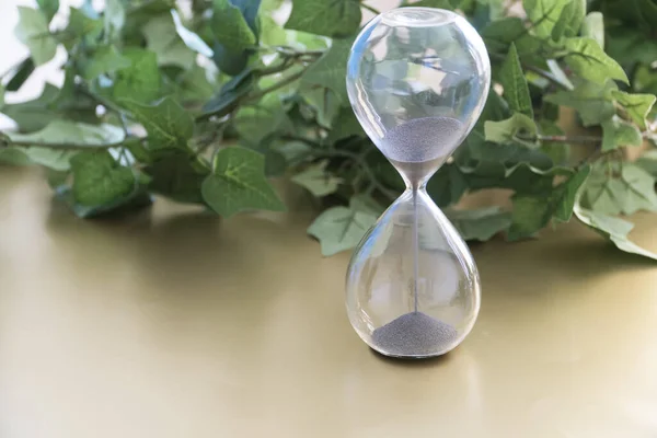 Reloj de arena en un entorno natural utilizado para decir la hora — Foto de Stock