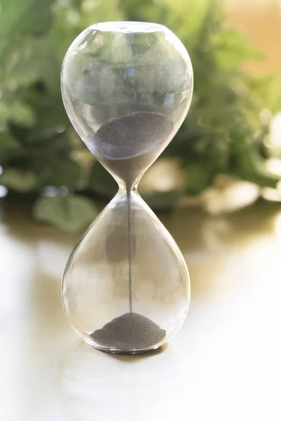 Reloj de arena en un entorno natural utilizado para decir la hora — Foto de Stock