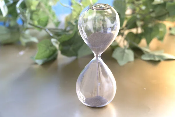 Κλεψύδρα σε φυσικό περιβάλλον που χρησιμοποιείται για να δείξει την ώρα — Φωτογραφία Αρχείου