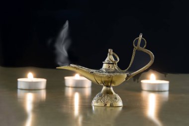 Dilek ve tezahürat yaratmak için kullanılan sihirli cin lambası.