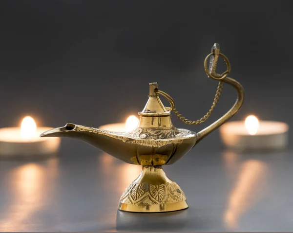 Magische Genie-Lampe zur Erzeugung von Wünschen und Manifestationen. — Stockfoto