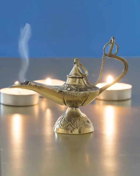 Magische Genie-Lampe zur Erzeugung von Wünschen und Manifestationen. — Stockfoto