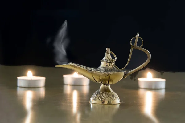 Magic genie lamp gebruikt voor het creëren van wensen en manifestaties. — Stockfoto