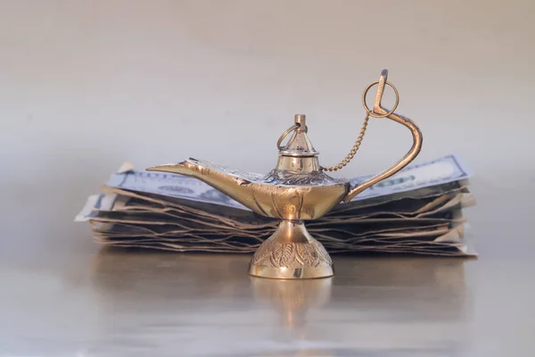 Lampe magique de génie utilisée pour créer des souhaits et des manifestations pour — Photo
