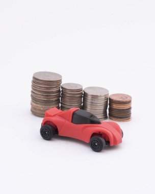 Aracın modeli ve birikimlerini gösteren bozuk paralarla yeni bir araba için tasarruf