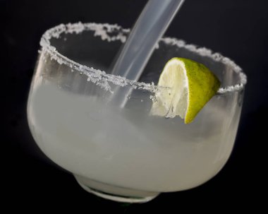 Lezzetli bir margarita için yeşil limonata ve tekila.