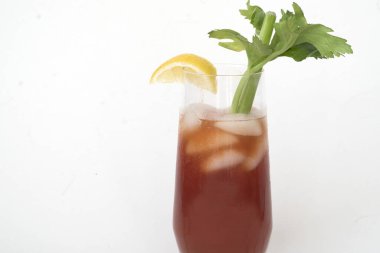 Lezzetli bir alkollü içecek için marullu limonlu votka ve baharatlı Bloody Mary.
