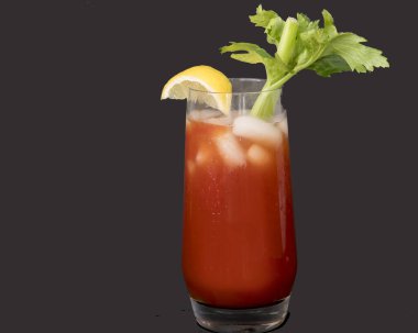 Lezzetli bir alkollü içecek için marullu limonlu votka ve baharatlı Bloody Mary.