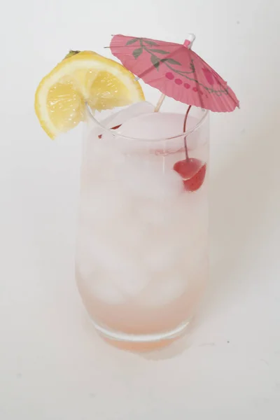 Rinfrescante Bevanda Tropicale Tom Collins Con Vodka Ciliegia Limone — Foto Stock