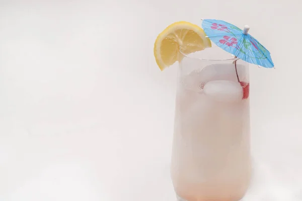 Uppfriskande Tropiska Tom Collins Dricka Med Vodka Körsbär Och Citron — Stockfoto