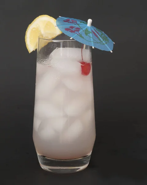 Erfrischendes Tropisches Tom Collins Getränk Mit Wodka Kirsche Und Zitrone — Stockfoto