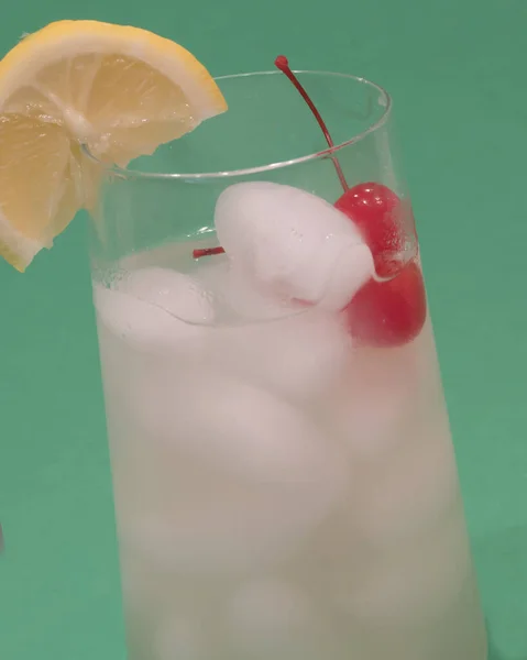 Uppfriskande Tropiska Tom Collins Dricka Med Vodka Körsbär Och Citron — Stockfoto