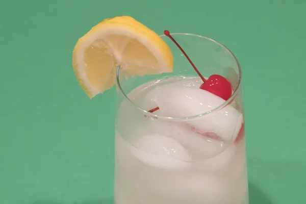 Bebida Tom Collins Tropical Refrescante Com Cereja Vodka Limão — Fotografia de Stock