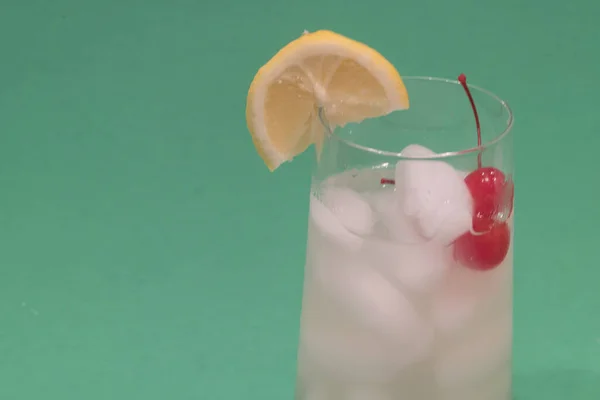 Uppfriskande Tropiska Tom Collins Dricka Med Vodka Körsbär Och Citron — Stockfoto