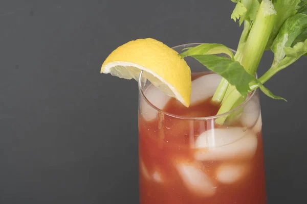 Erfrischende Blutmaria Mit Salat Zitronen Wodka Und Gewürzen Für Ein — Stockfoto