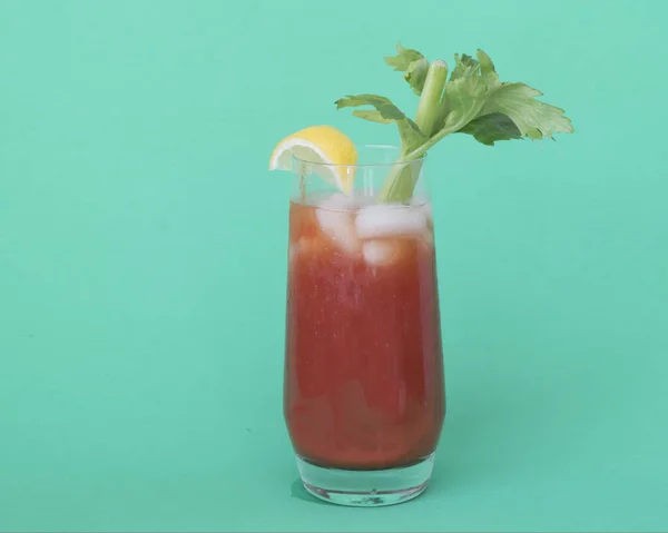 Erfrischende Blutmaria Mit Salat Zitronen Wodka Und Gewürzen Für Ein — Stockfoto