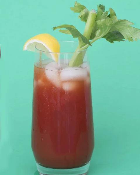 Освежающая Кровавая Мэри Лимонной Водкой Специями Вкусного Алкогольного Напитка — стоковое фото