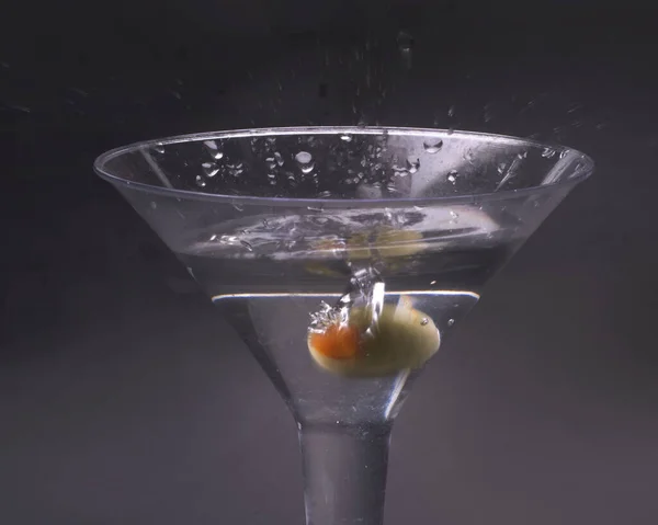 Vodka Martini Servido Con Verde Vivo Para Una Deliciosa Bebida — Foto de Stock